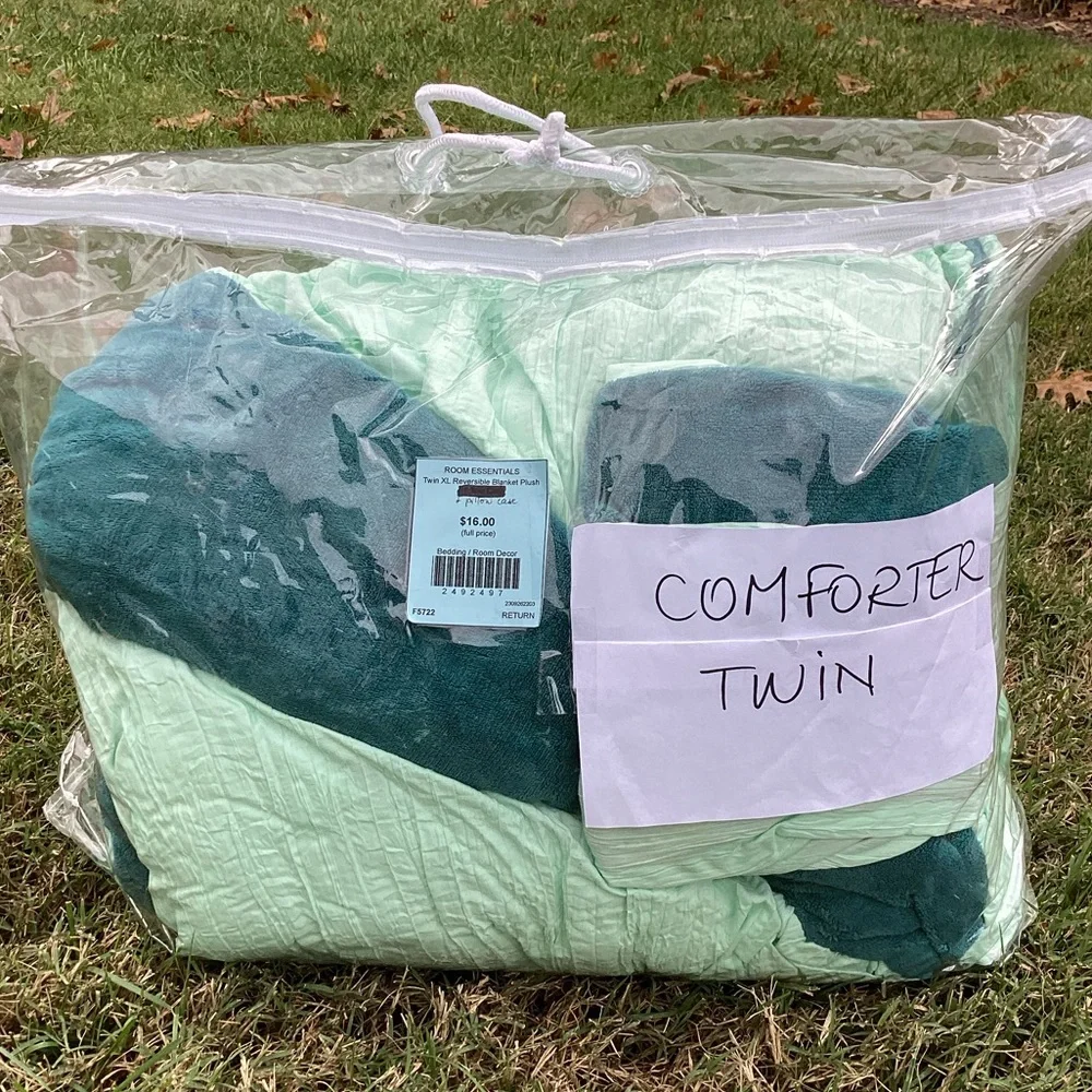 Room Essentials Twin XL reversible plush comforter + standard pillow case